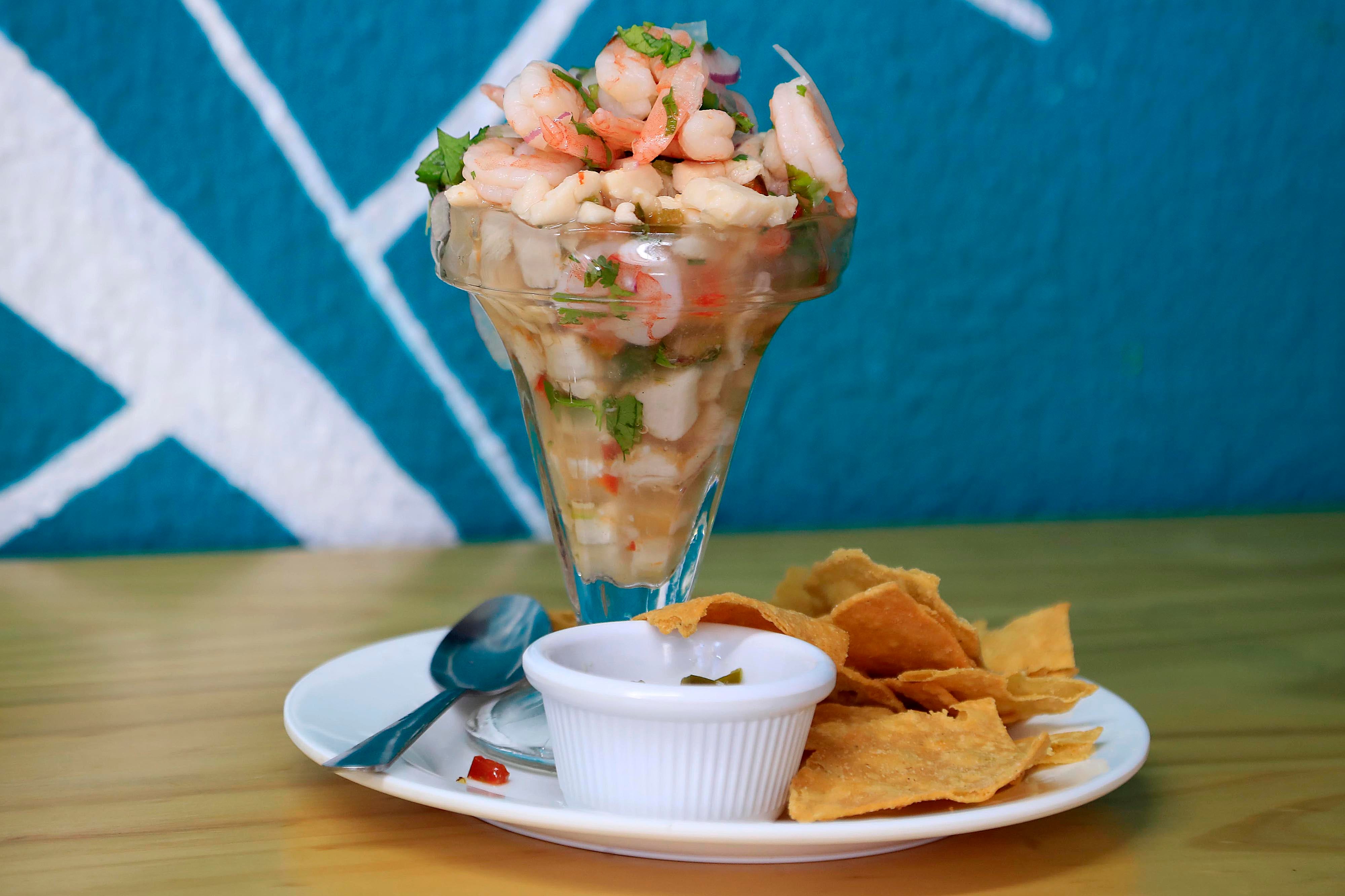 15/02/2024 Heredia. Cevichería El Timón del Fortín es un local esquinero en el centro de esta provincia, muy visitado por los amantes del ceviche y las caldosas, pero que además se topan con la particularidad de que las pueden acompañar con frutas, y disfrutarlas en un ambiente muy costero pero en plena ciudad. Foto: Rafael Pacheco Granados