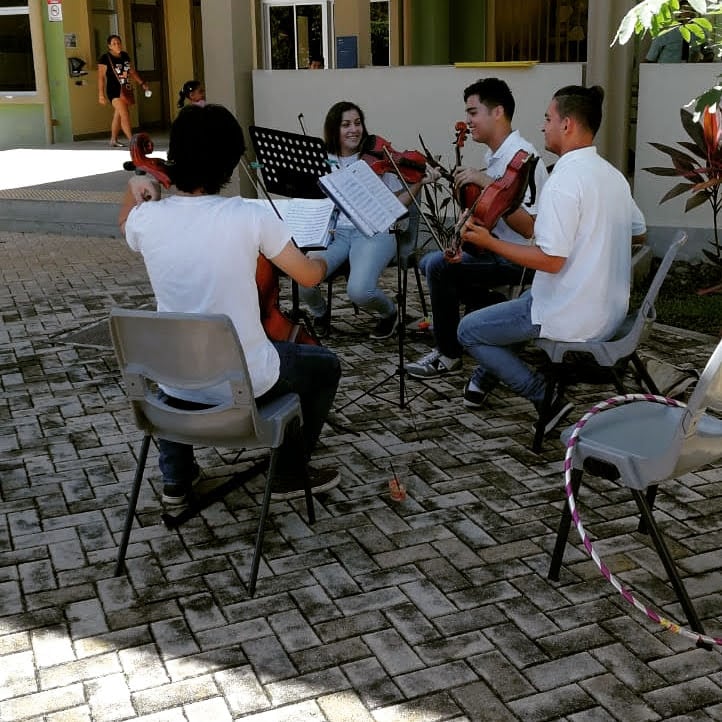 Muchos jóvenes se han visto beneficiados con el arte de la música.