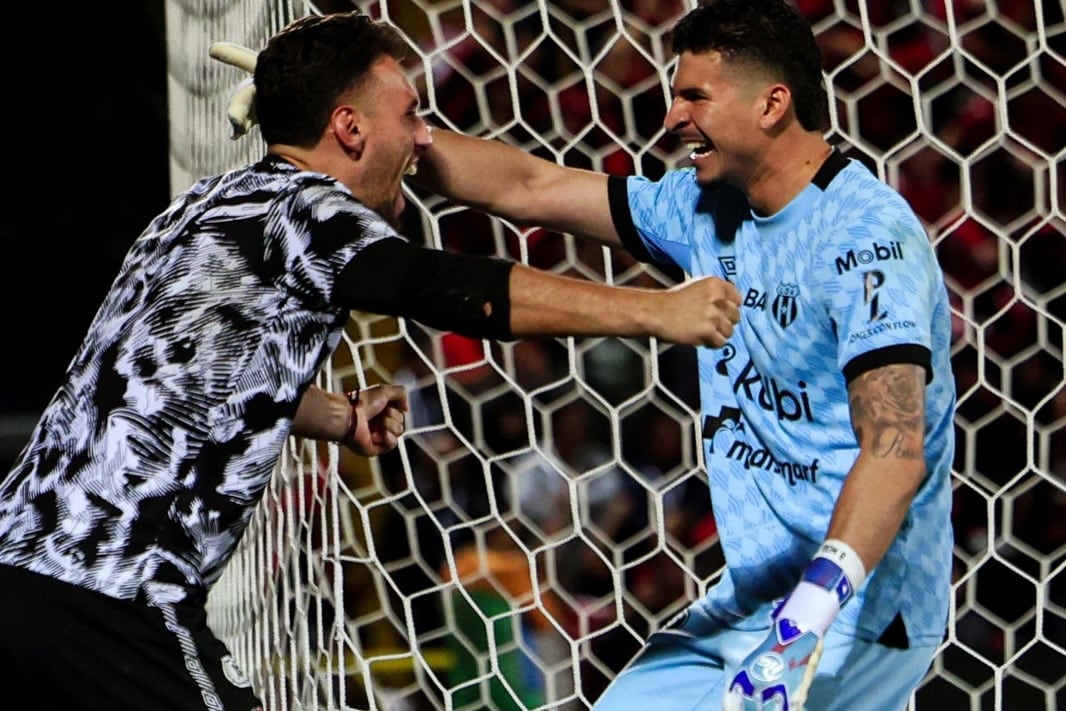 Washington Ortega y Bayron Mora festejaron juntos en ese último clásico que Liga Deportiva Alajuelense le ganó a Saprissa, apoderándose del título.