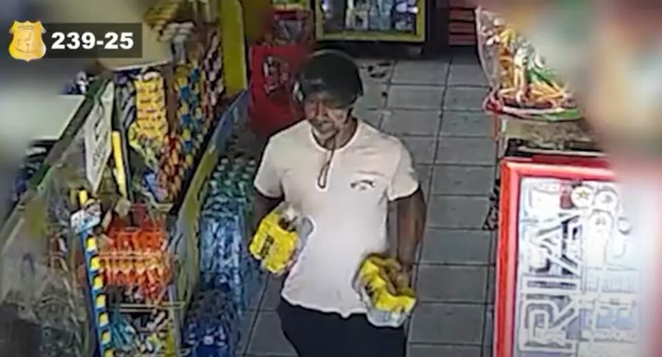 El sujeto habría hecho varias compras con una tarjeta robada.