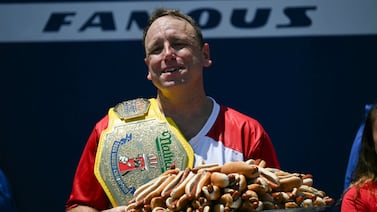 (Video) El rey de comer perros calientes volvió para reclamar su título