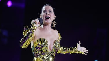 Katy Perry genera indignación tras destrozar el pastel que una fan le elaboró en su cumpleaños