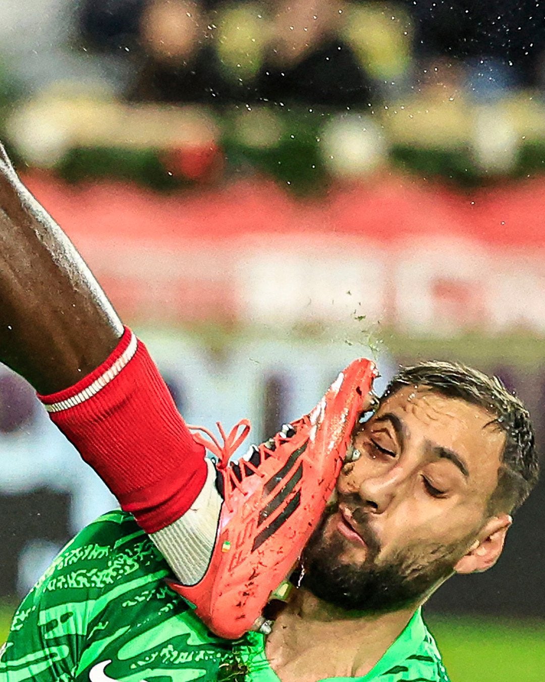 Gianluigi Donnarumma sufrió una falta brutal este miércoles en Francia. Foto: Twitter