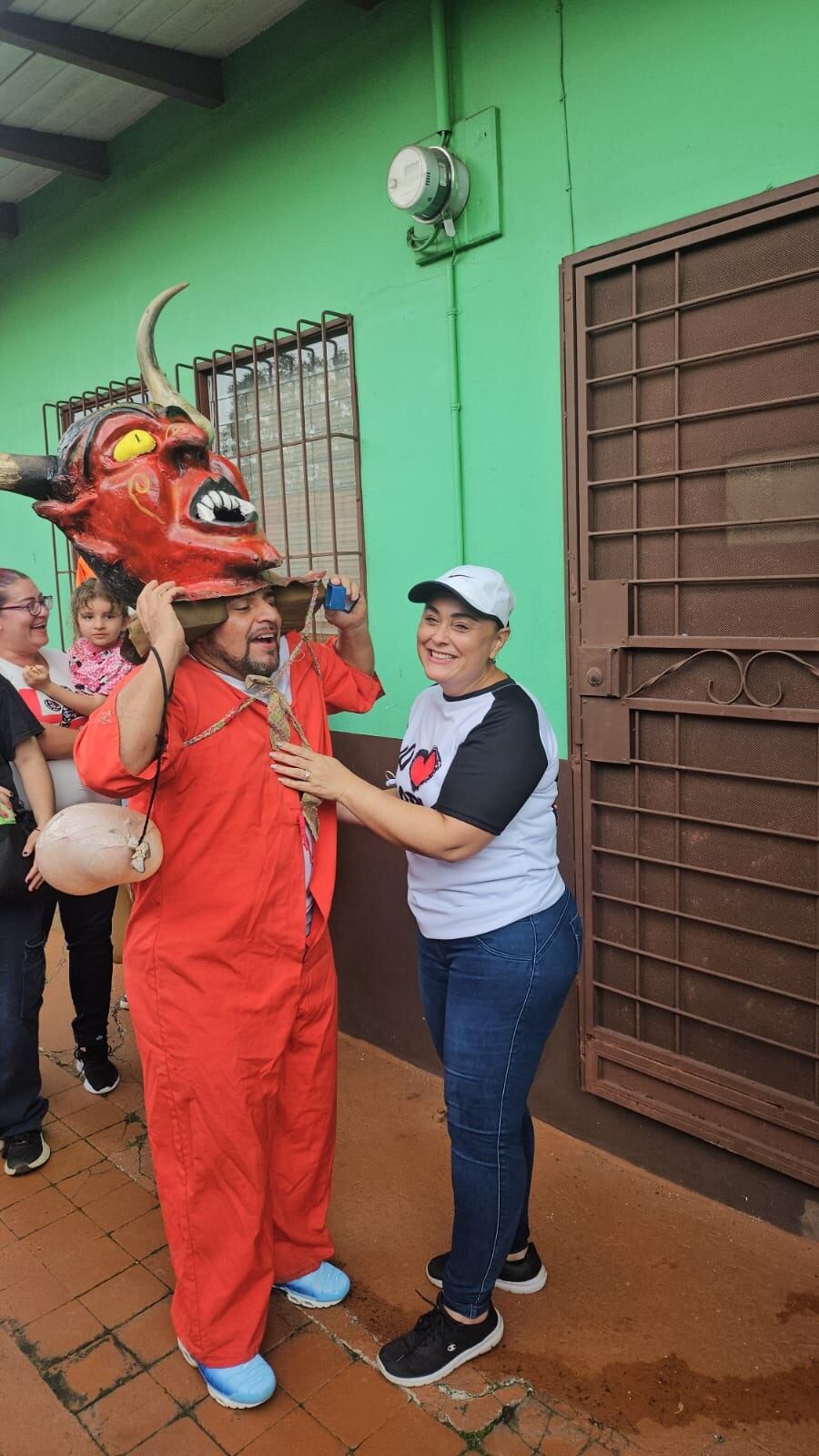 El diablo pidió matrimonio entre vejigas de chancho y le dijeron que sí. El diablo es Gustavo Moreno Camacho, tiene 45 años y es barveño de la pura cepa. La novia a la que le propusieron matrimonio es Elizabeth Salas Víquez, tiene 49 años, también es barveña desde el ombligo y hasta en su sangre corre el ADN mascarero.