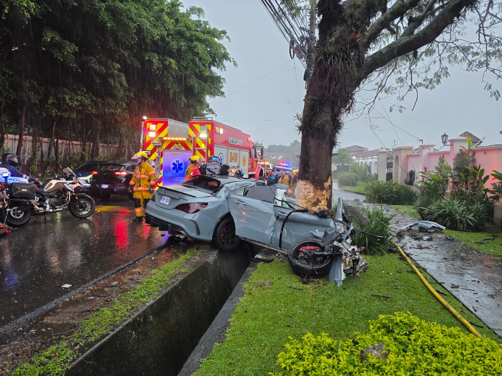 Un hombre fue asesinado a disparos en Escazú. Tras el ataque, el vehículo en el que viajaba chocó contra un árbol.