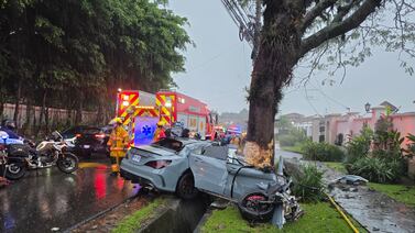 Identifican al conductor de lujoso carro que murió tras balacera y choque contra árbol en Escazú
