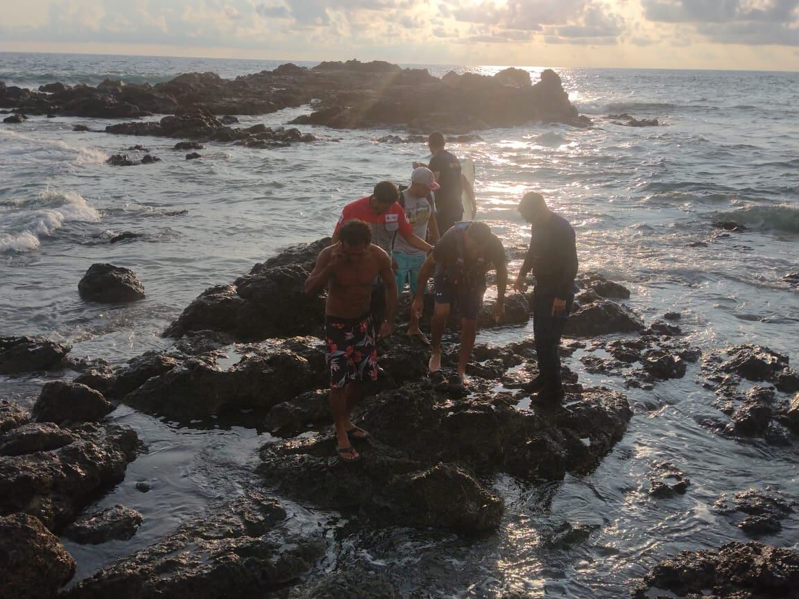 El kayak se deñó luego de estrellarse en una zona rocosa. Foto MSP.