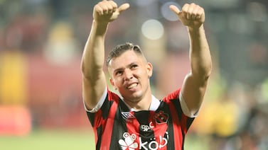 Carlos Mora revela el trato que tiene con su esposa antes de un partido como el clásico