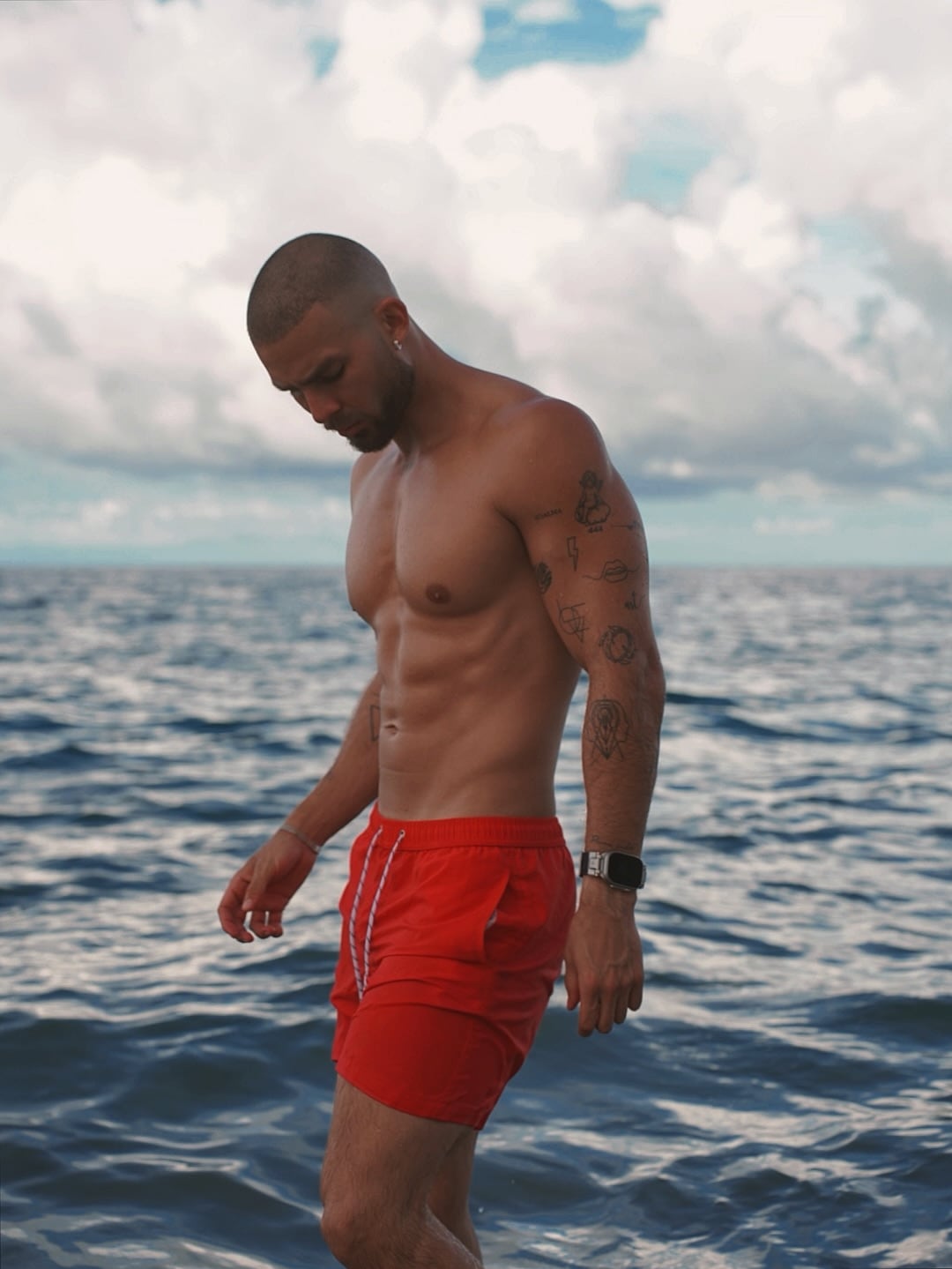 Jesse del Valle, modelo y presentador costarricense.