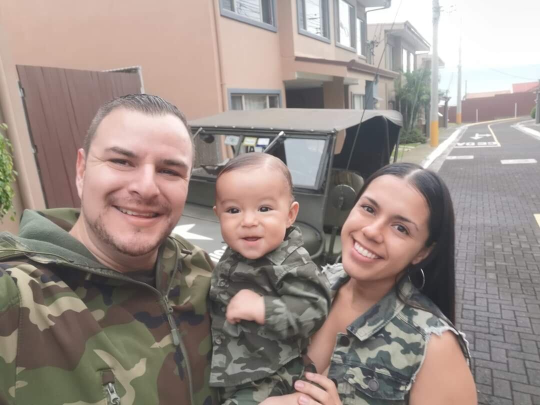 Alejandro Madrigal con su mini Jeep Willys. Cortesía.