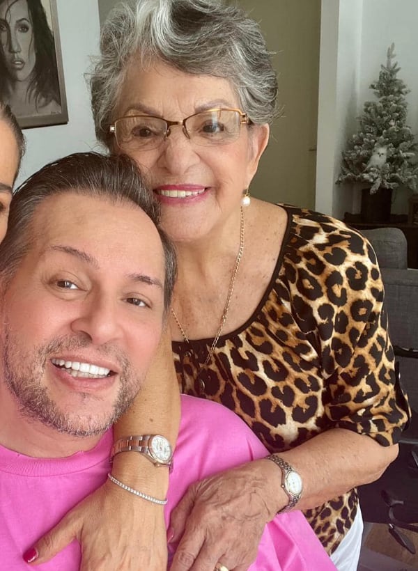 Maquillista Ángel Rafael González y sus padres Elizabeth Aguilar y Rafael Calderón.