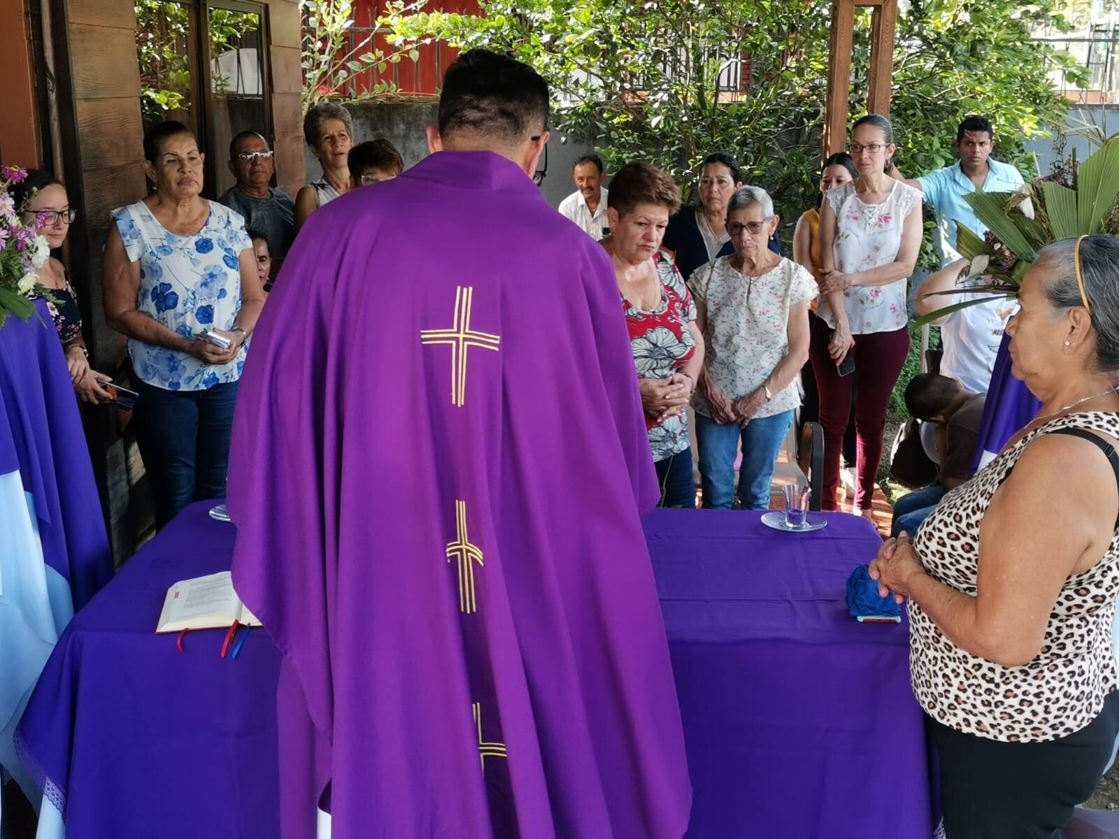 Deseo informarles y alertarles, sobre Ysmael José Perdomo Aguilera, de origen venezolano, quien fue seminarista y miembro de la Asociación Atletas de Cristo, el cual, se hace pasar por sacerdote, ofreciéndose para celebrar sacramentos y revistiéndose con los ornamentos (con la ropa) que utilizamos los sacerdotes de nuestra iglesia católica
