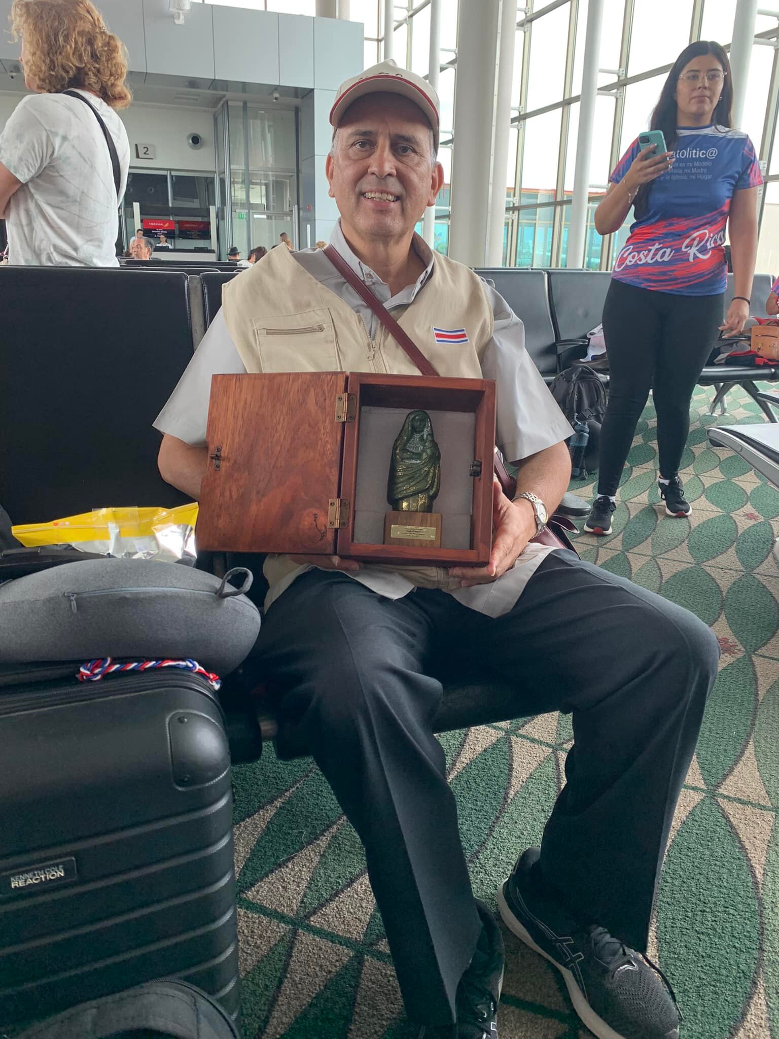 Monseñor Manuel Eugenio Salazar, obispo de la diócesis de Tilarán-Liberia, está en Portugal para participar en la Jornada Mundial de la Juventud 2023. En sus maletas llevó dos imágenes de la virgen de los Ángeles, Patrona de Costa Rica y le regalará una al propio papa Francisco