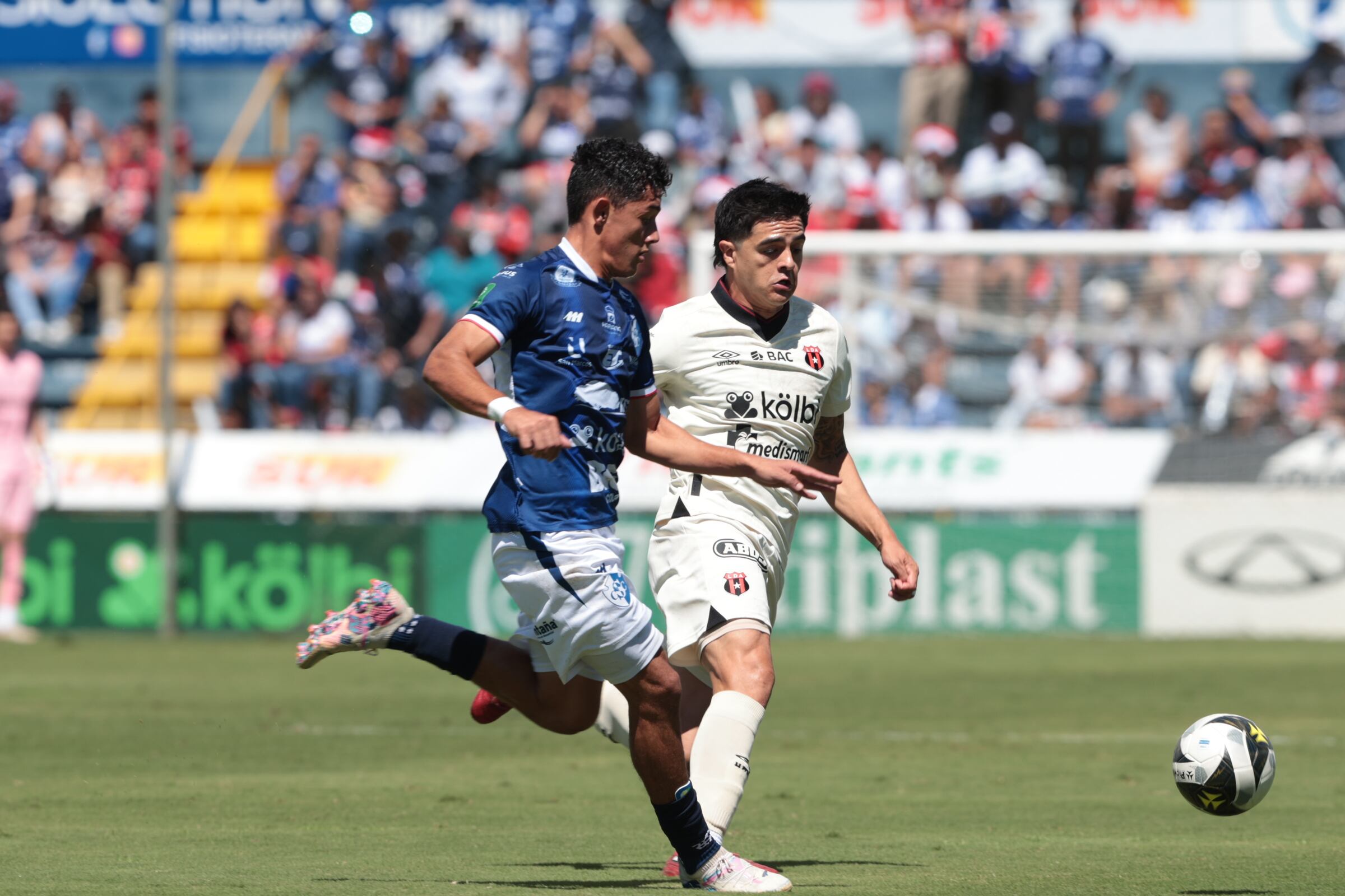 30/11/2025/ Juego entre Club Sport Cartagines vs Liga Deportiva Alajuelense por la fecha 17 del torneo apertura de l Liga Promerica en el estadio Fello Meza / foto John Durán