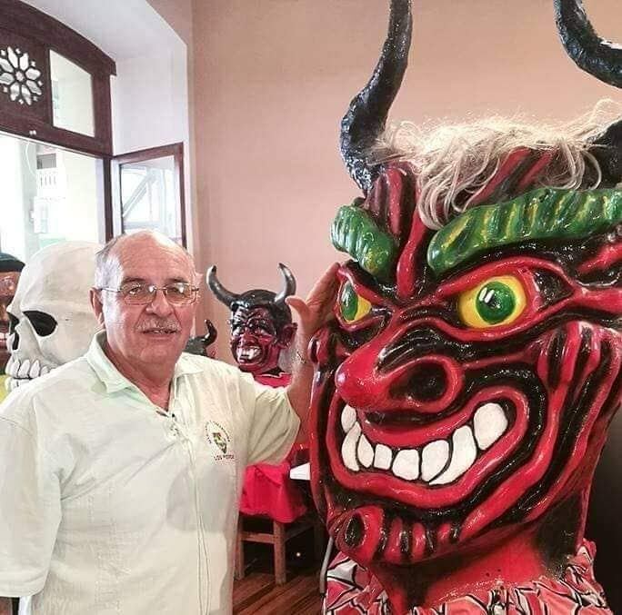 Mario Ledezma Alfaro quien tiene 72 años de edad, es nativo del puro corazón de Heredia y su primera máscara la hizo a los 12 años, fue una calavera, semanas después hizo la segunda, el Pisuicas y a partir de ahí se “enamoró” de este personaje tan fundamental en toda mascarada.