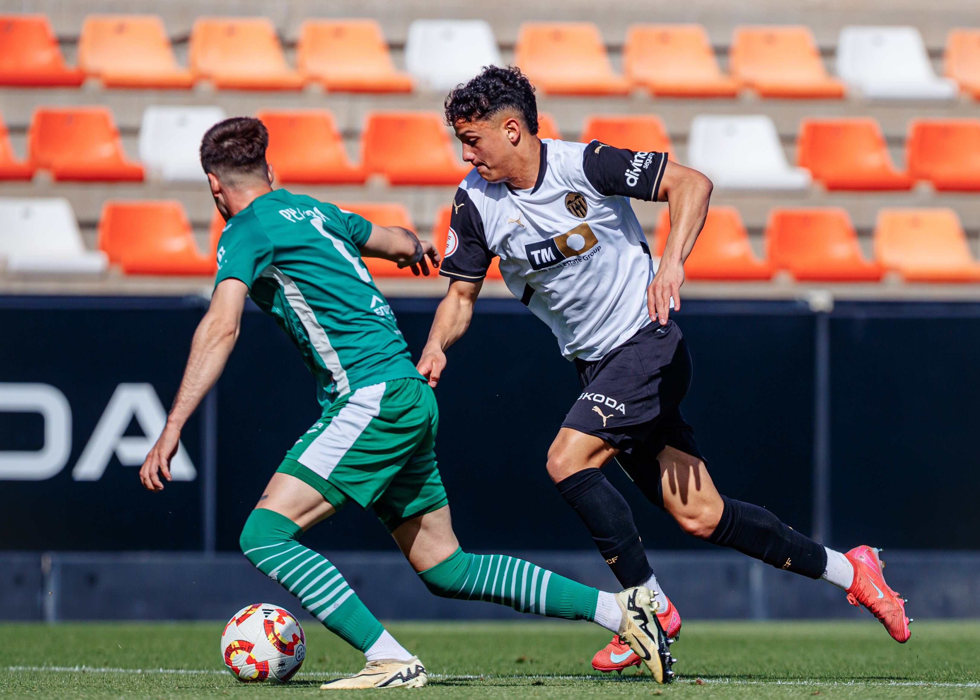 Warren Madrigal marcó un triplete con el Valencia Mestalla.