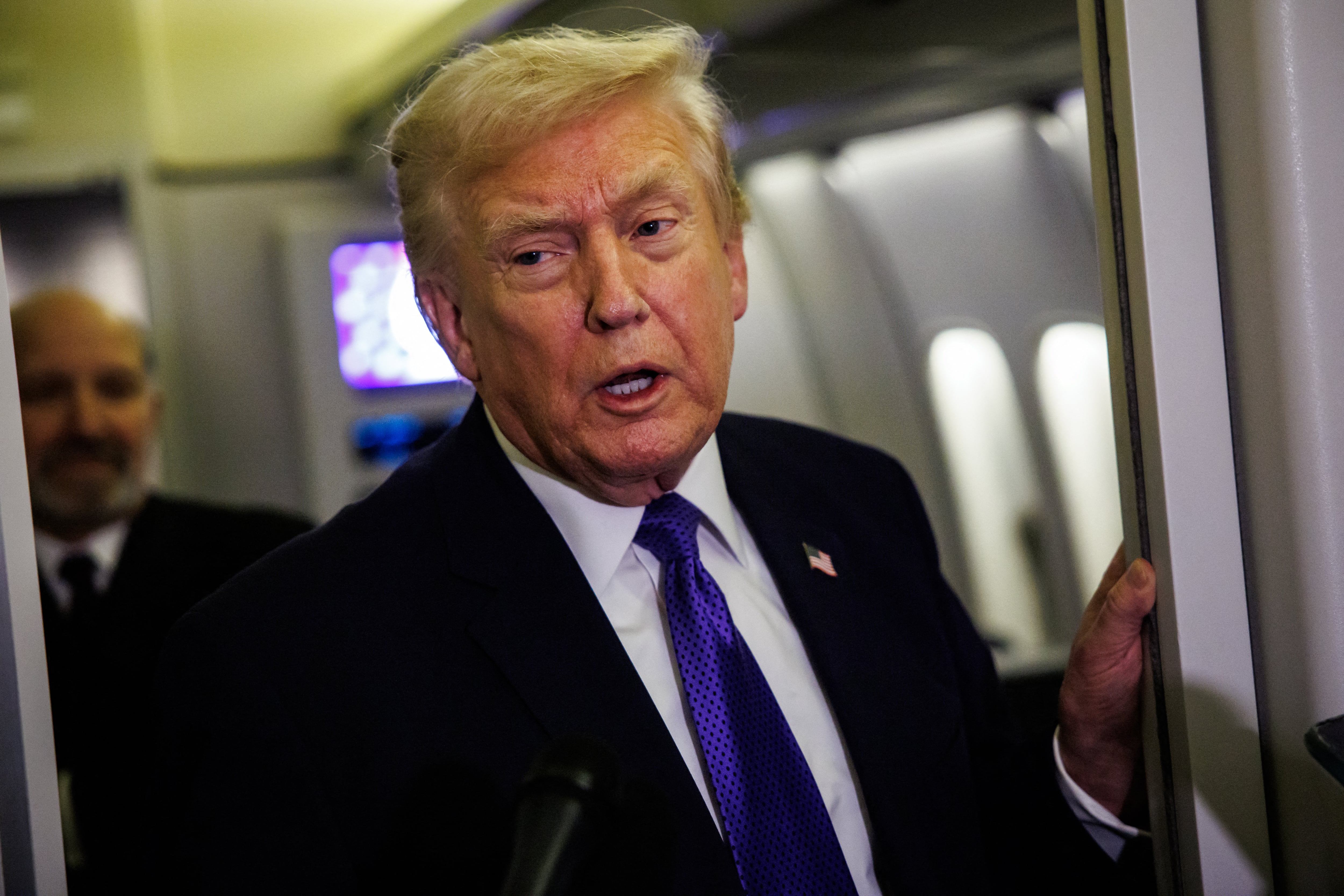 EN VUELO – 6 de febrero de 2026: El presidente de Estados Unidos, Donald Trump, conversa con periodistas a bordo del Air Force One durante el trayecto hacia Palm Beach, Florida. El mandatario pasa el fin de semana en Mar-a-Lago, su club privado.
Samuel Corum/Getty Images/AFP
(Foto: Samuel Corum / Getty Images North America / Getty Images vía AFP)