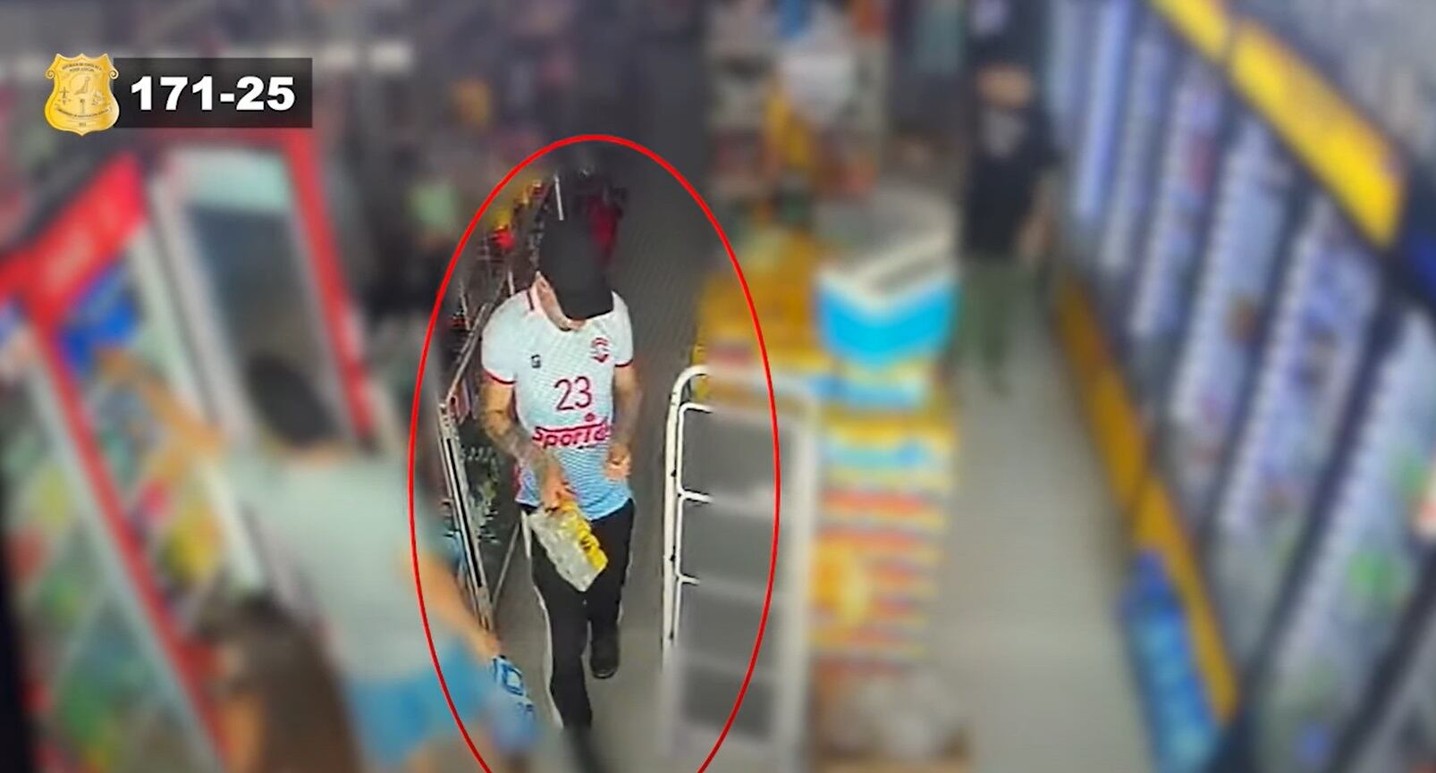 El hombre fue grabado por una cámara tras comprar unas cervezas.