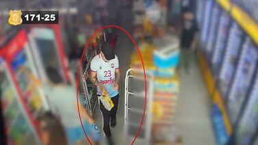 Video: Invitar a unos amigos a unas cervezas metió a hombre en un buen problemón