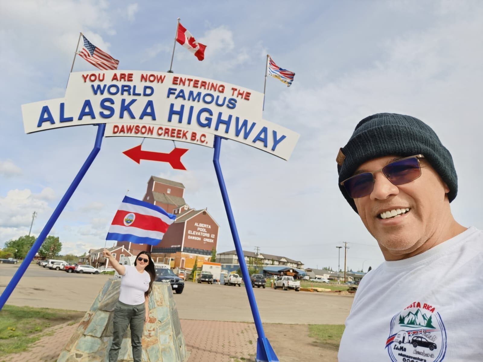 Una cartaga y un josefino, Maureen Martínez Chacón y Eduardo Castro Muñoz, alistaron sus maletas, catrinearon bien a “La Gordita”, y tomaron la decisión de viajar en carro desde San José hasta Alaska en un viaje de unos 13 mil kilómetros