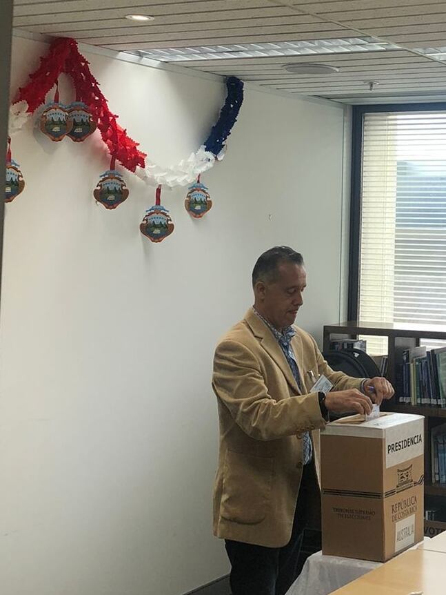 Marvin Tapia Corrales fue primer votante en Australia este 3 de abril a las 6 a.m. cuando en Costa Rica era el 2 de abril a las 3 de la tarde