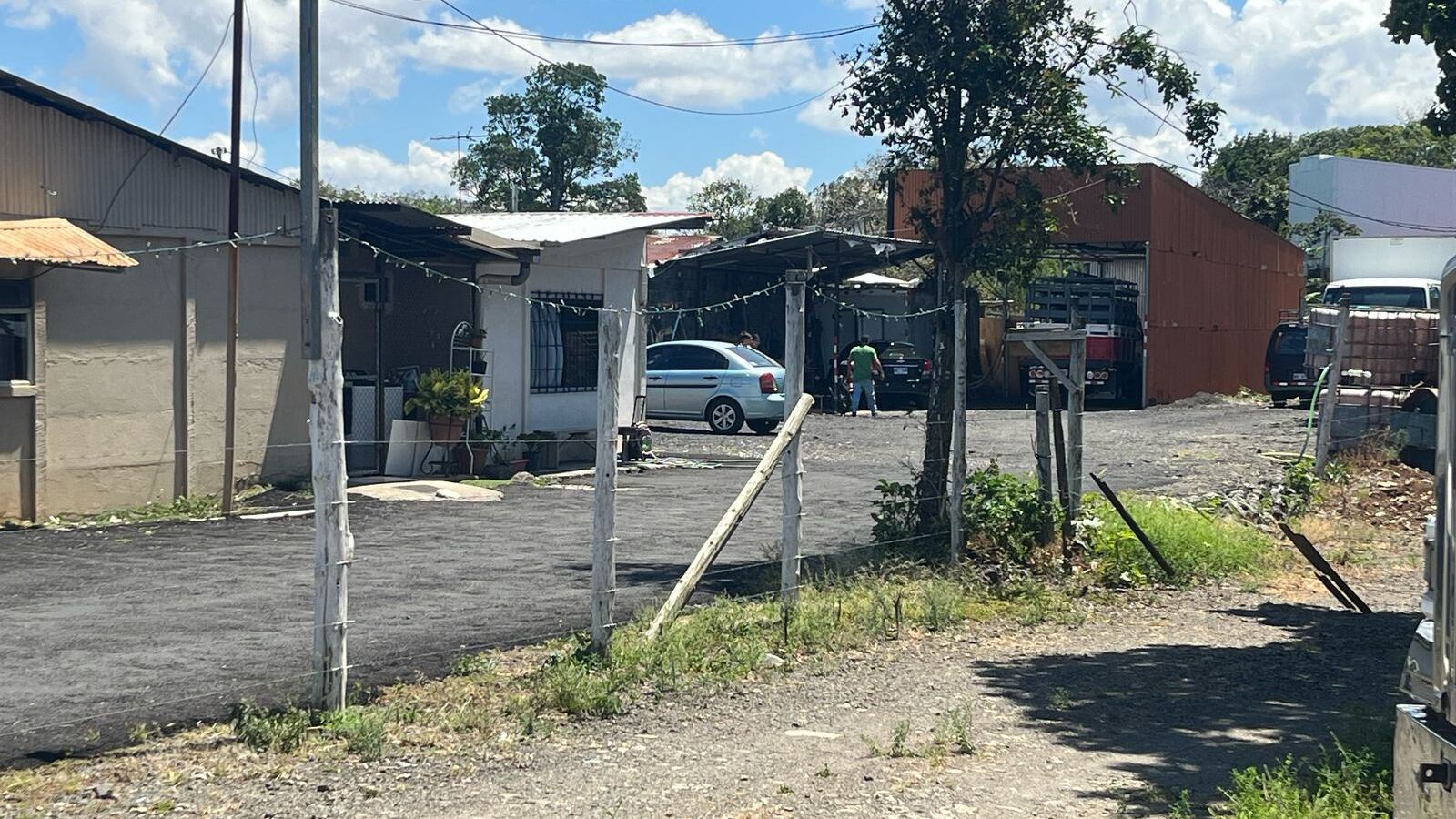 Mario Arce fue el primero en abrigar a la niña que dejaron desnuda dentro de una bolsa, debajo de camión en Mercedes Norte de Heredia. Foto: Alejandra Morales