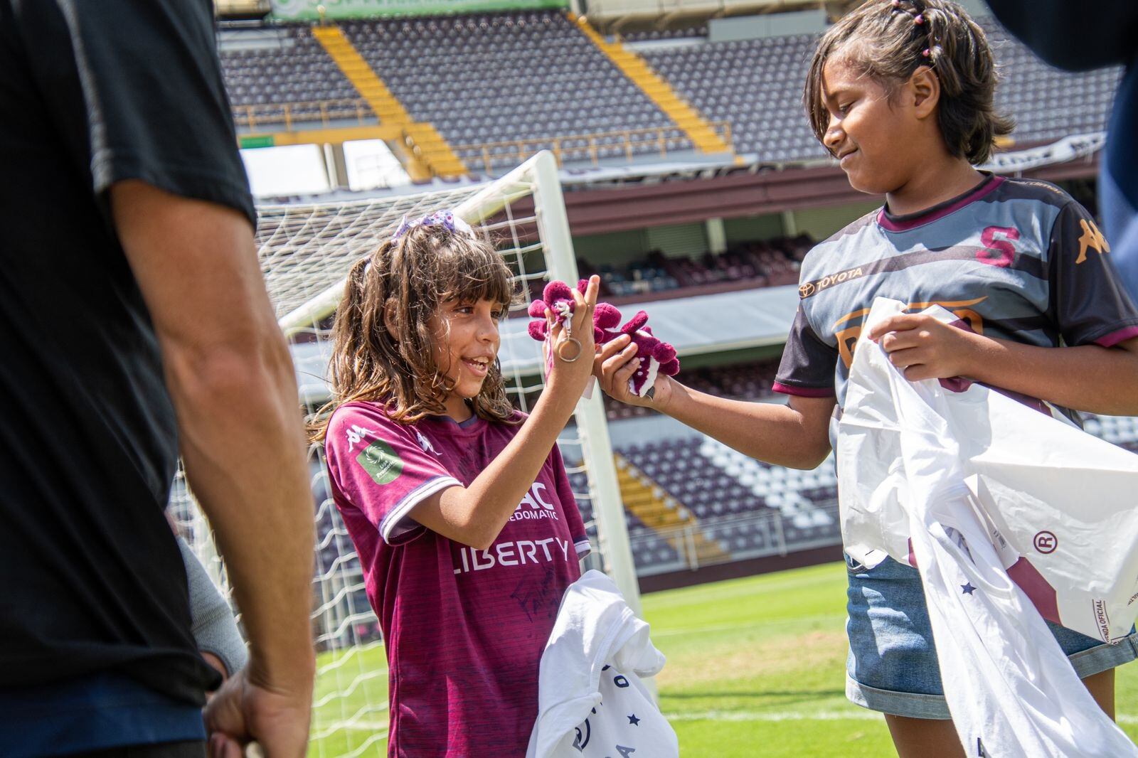 Alondra Quirós es una niña de 9 años que cumplió un sueño: ir al estadio y conocer a los jugadores del Saprissa. Prensa Saprissa.