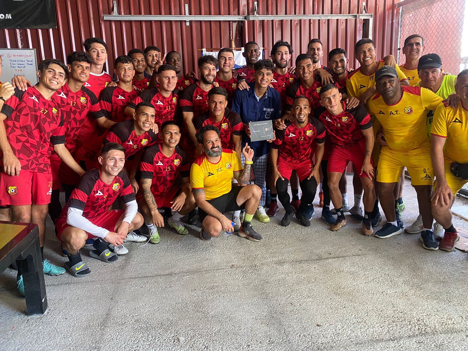 Andy compartió el gran momento al lado de sus compañeros del Herediano.