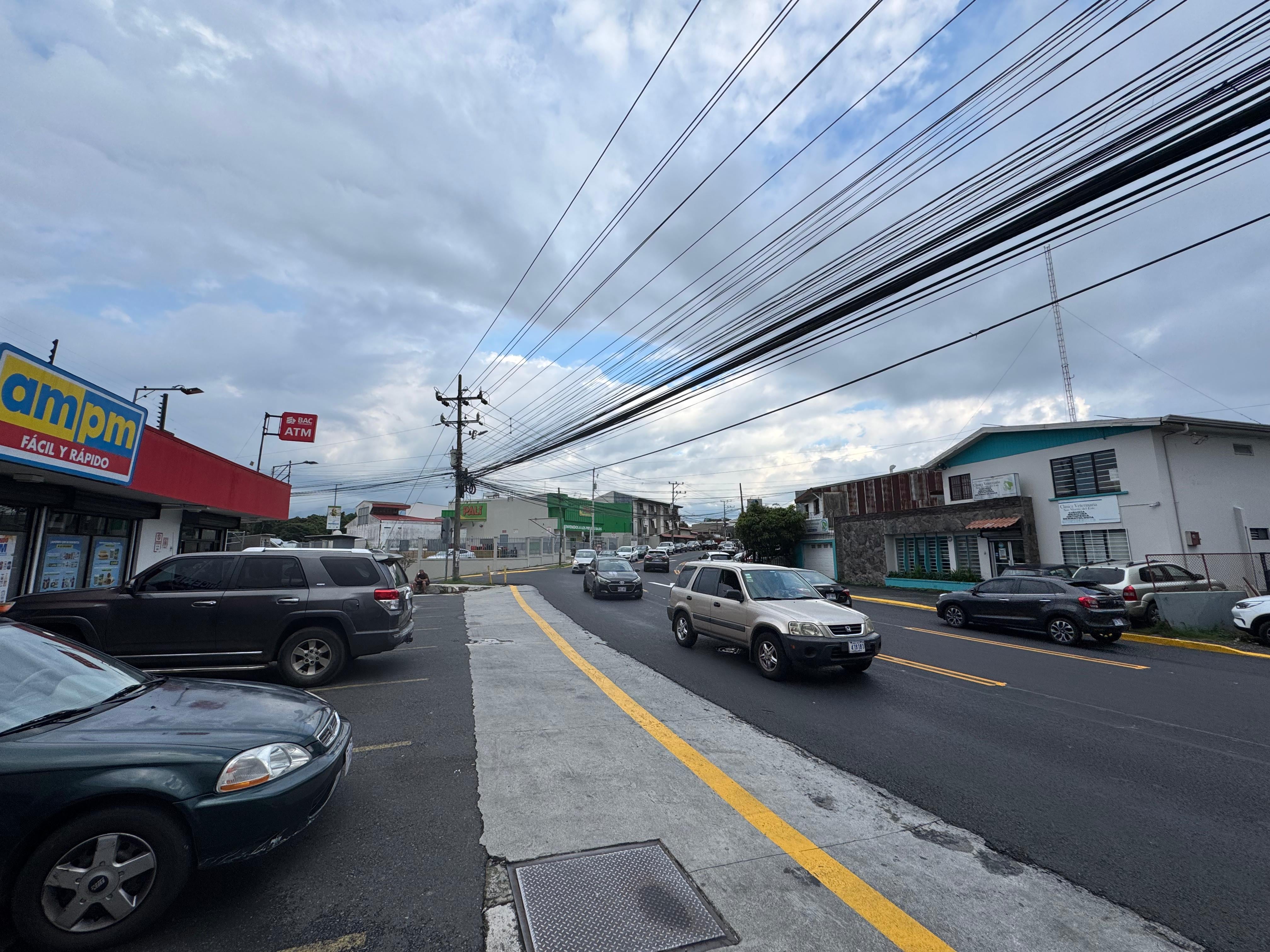 El nuevo carril reversible que entre Sabanilla y Montes de Oca que comenzó a funcionar este viernes 7 de noviembre no duró ni media hora en provocar problemas vecinales, indignación, el accidente de un motociclista y al menos dos choques.