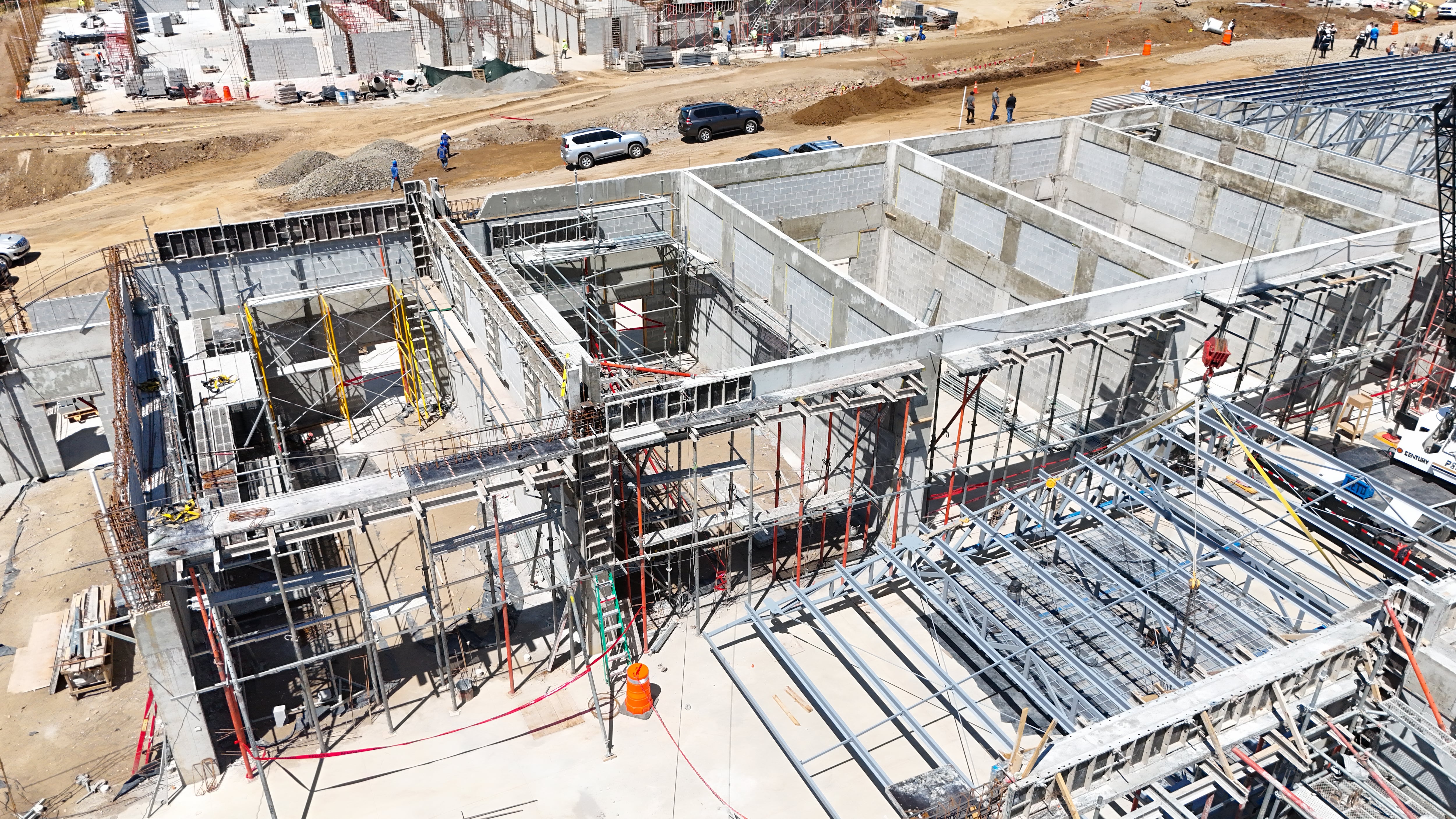 El presidente de la República, Rodrigo Chaves, la presidenta electa, Laura Fernández y los ministros de Justicia y Seguridad, Gerald Campos y Mario Zamora inspeccionaron el avance de obras en el CACCO.