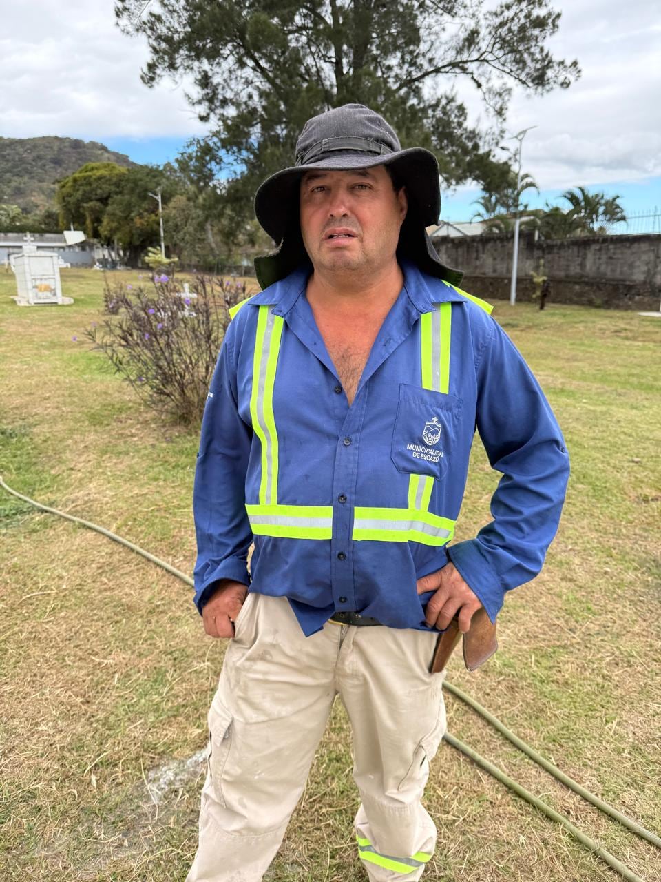 El panteonero del cementerio Zúñiga en Escazú, don Héctor Álvarez Ureña, a quien le explotó el corazón de amargura ante tanta gente que le preguntaba sobre la fosa común