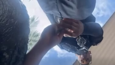 Ministerio de Seguridad reacciona a video en el que policía aparece recibiendo lo que sería droga