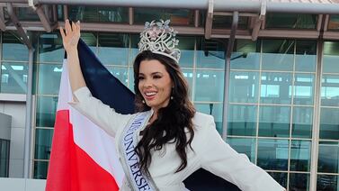 Solo una colegiala llegó a despedir a Elena Hidalgo al aeropuerto y le llevó un obsequio