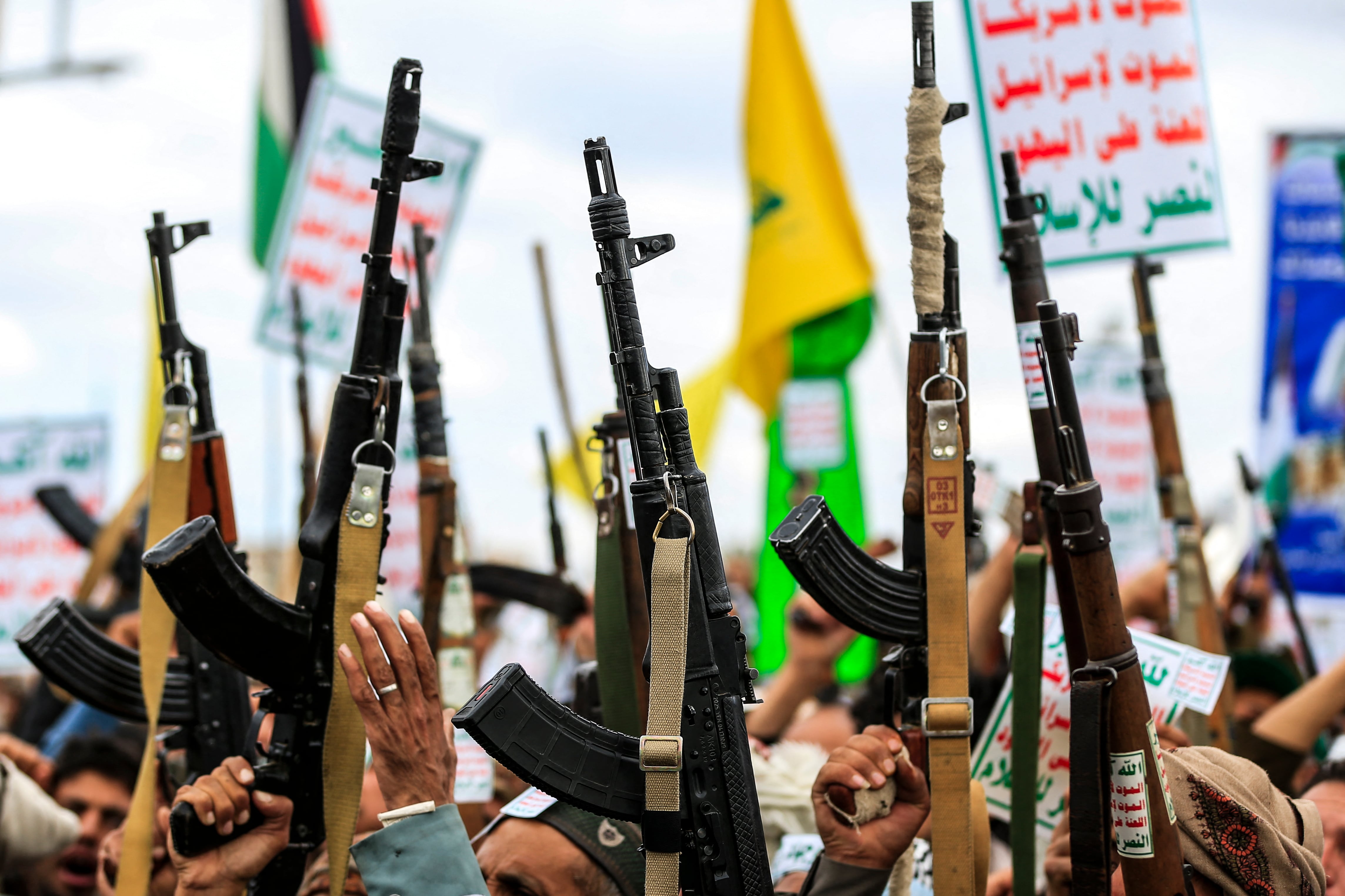 El 17 de abril de 2026, simpatizantes del movimiento hutí, respaldado por Irán, exhibieron armas, pancartas y banderas en una manifestación de solidaridad con Irán y Líbano en Saná, la capital de Yemen. Un alto funcionario del Fondo Monetario Internacional declaró a la AFP que la guerra en Oriente Medio ha provocado un impacto sin precedentes en las economías de la región, sin garantía de una pronta recuperación. Cinco de los ocho países productores de petróleo y gas del Golfo se enfrentan a una contracción este año, según un informe regional publicado por el FMI el 16 de abril.