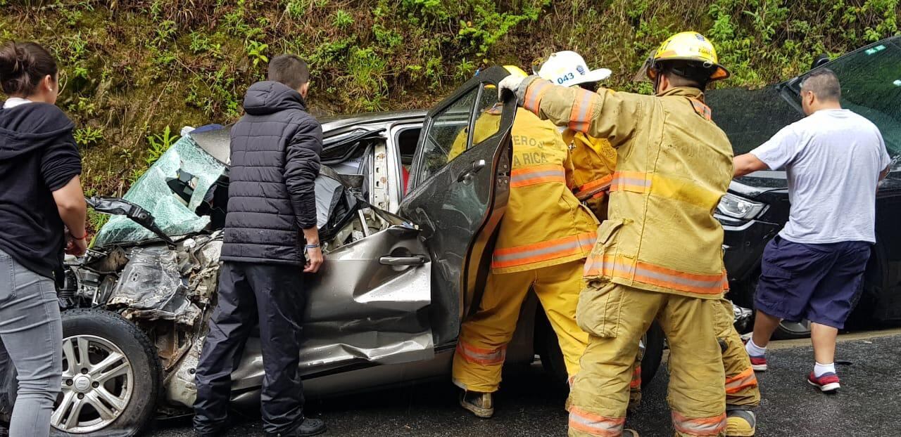 Choque en el cerro de la Muerte deja cuatro personas heridas. Foto Bomberos.