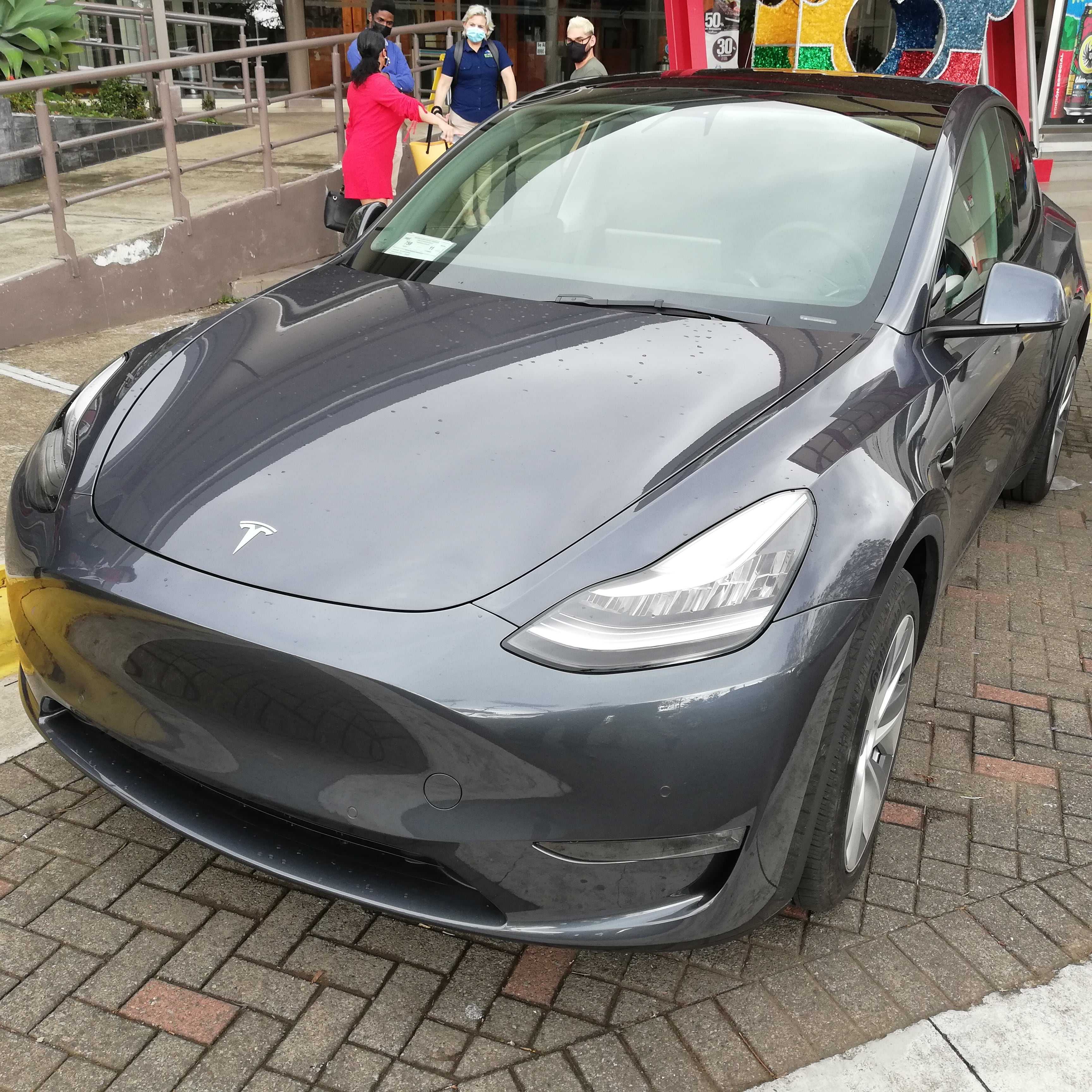 Los autos Tesla ya están en el país; no tiene un 100% de autonomía, pero sí se manejan solos en pista y circunvalación al activar el piloto automático