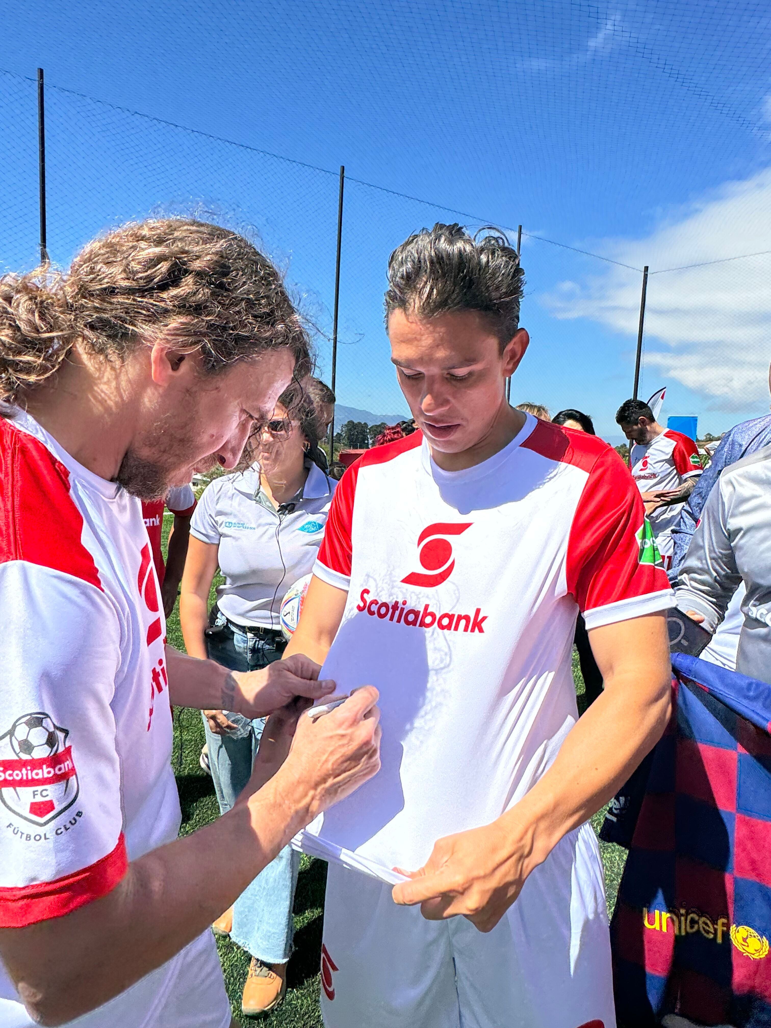 Visita Carles Puyol a Costa Rica