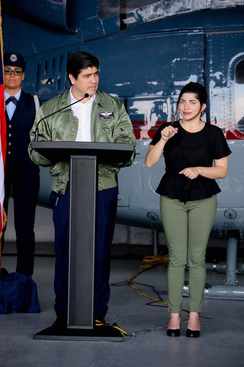 El rostro más popular del país en la traducción de la lengua de señas Lesco, Estefanía Carvajal Poveda, cerró un ciclo de 8 años con Casa Presidencial y desde el pasado 10 de febrero viajó a Kenia, África, para trabajar con una ONG.