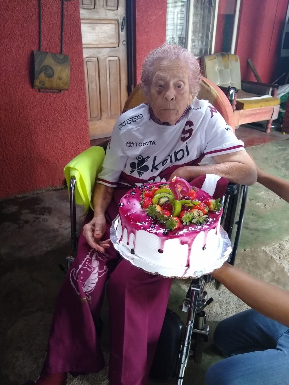 Cecilia Núñez celebró su cumple número 94 con el agane del equipo de sus amores. Cortesía.