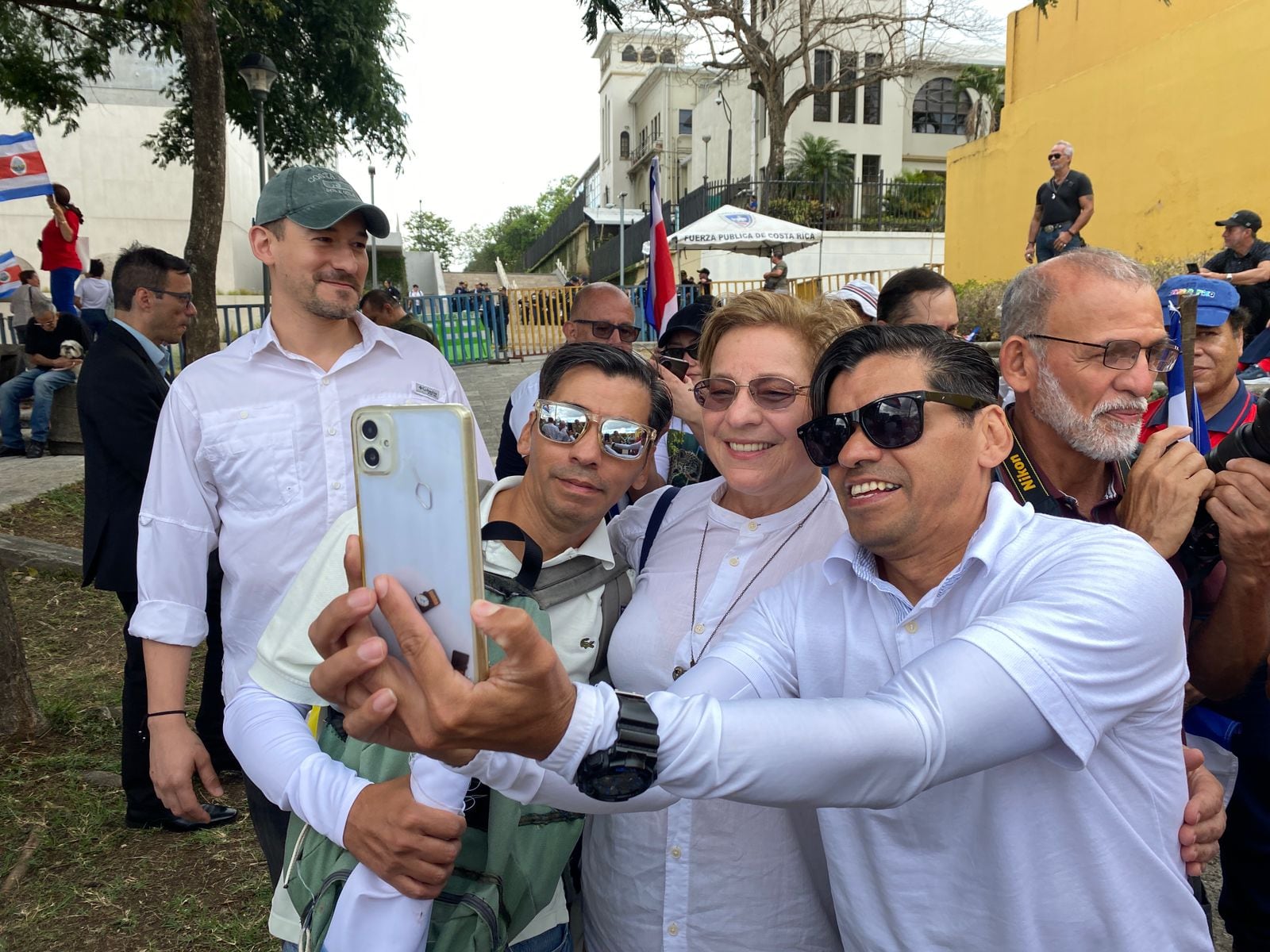 Decenas de manifestantes acudieron a la Plaza de la Democracia, para apoyar al presidente Rodrigo Chaves. Sergio Salazar.