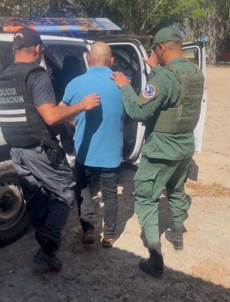 Hasta este Miércoles Santo la Policía de Fronteras y la Policía de Migración informaron de la detención, 24 horas antes, de un sospechoso de traficar personas, quien manejaba su carro a gran velocidad.