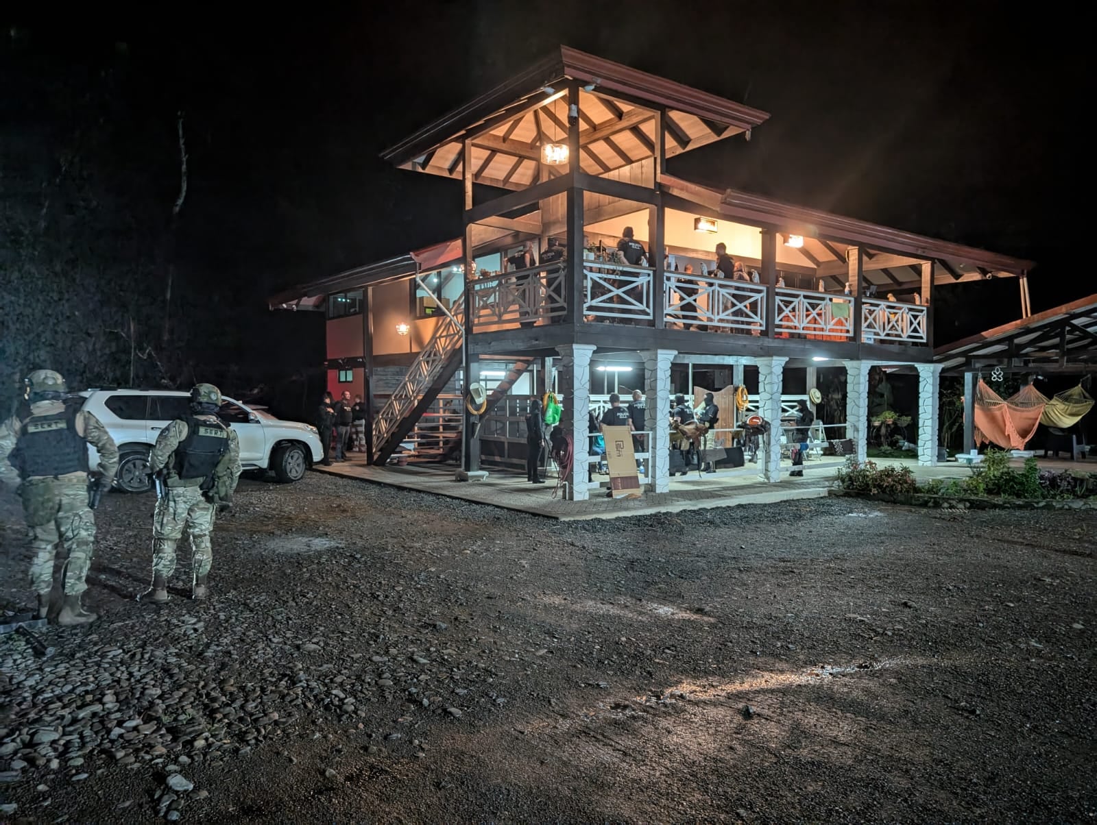 Un total de 22 allanamientos en diferentes partes de Puerto
Jiménez, Buenos Aires y Pérez Zeledón, pretende detener a
9 personas, quienes figuran como sospechosos de los aparentes delitos
de Tráfico Internacional de Drogas y Legitimación de Capitales.