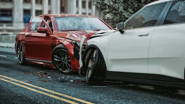 Si choca el vehículo de su cónyugue o su hijo con el suyo ¿el seguro del INS cubre el daño?