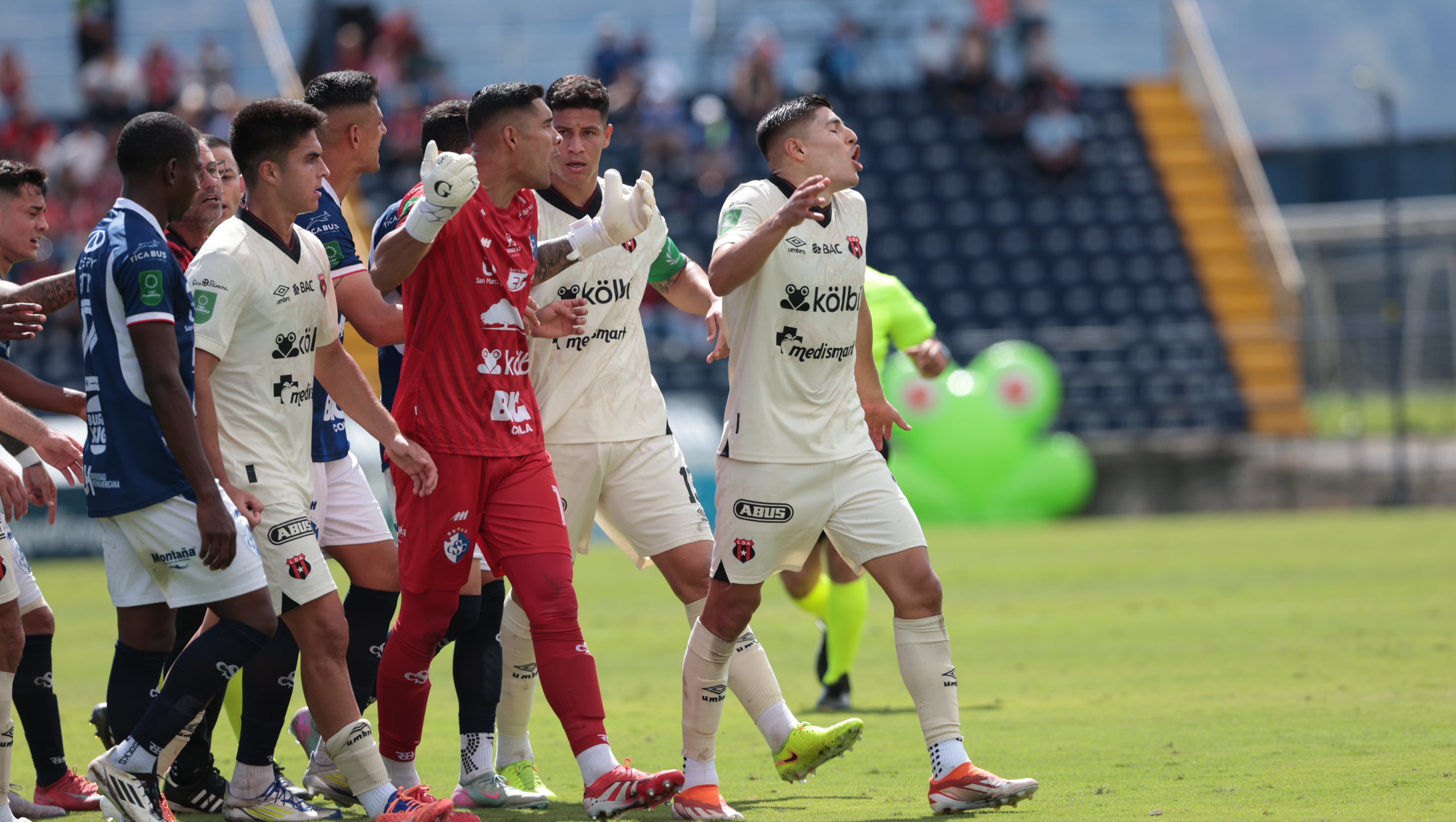 30/11/2025/ Juego entre Club Sport Cartagines vs Liga Deportiva Alajuelense por la fecha 17 del torneo apertura de l Liga Promerica en el estadio Fello Meza / foto John Durán