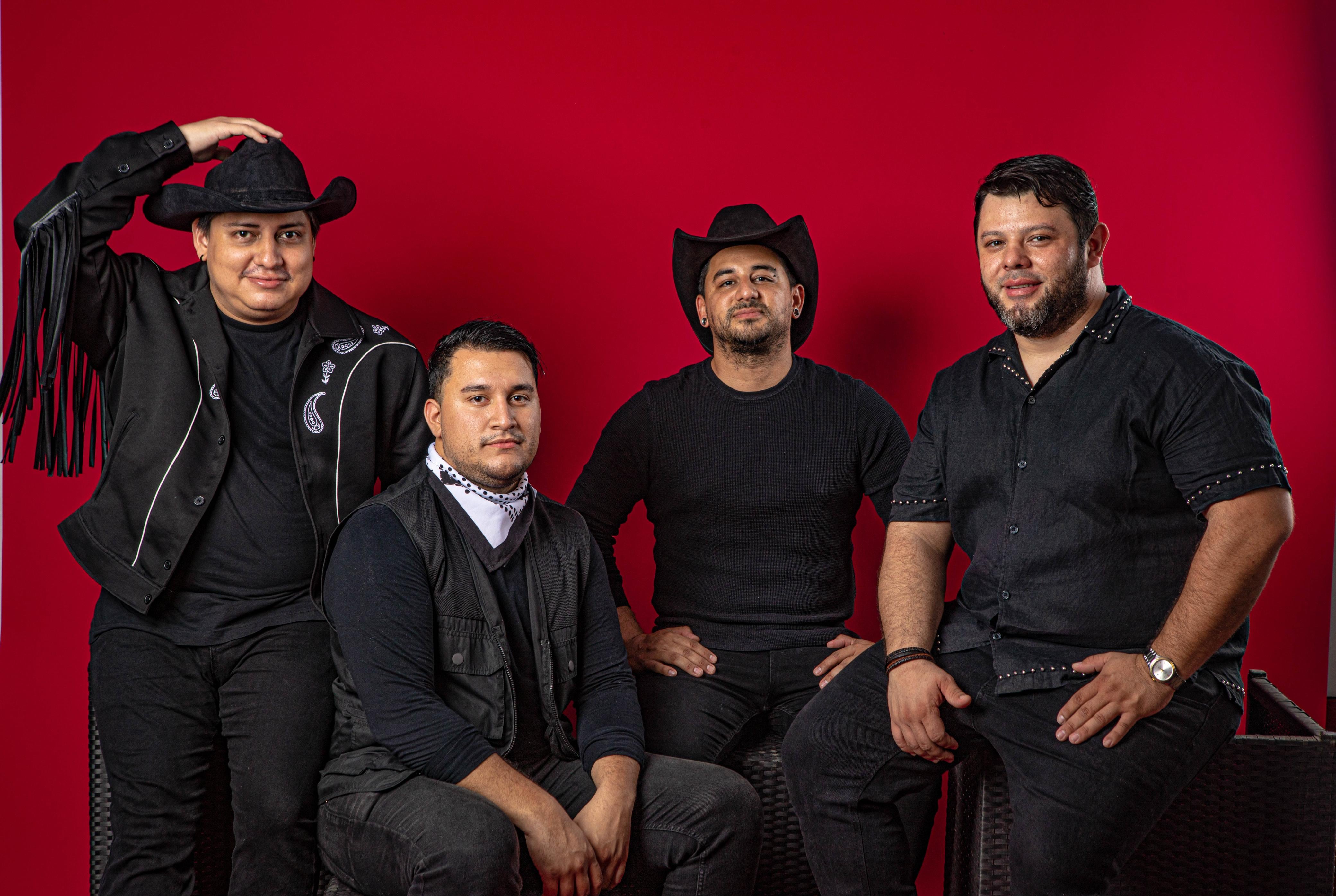 Los integrantes se preparan para su primera participación en un festival regional dentro de las Fiestas Típicas.