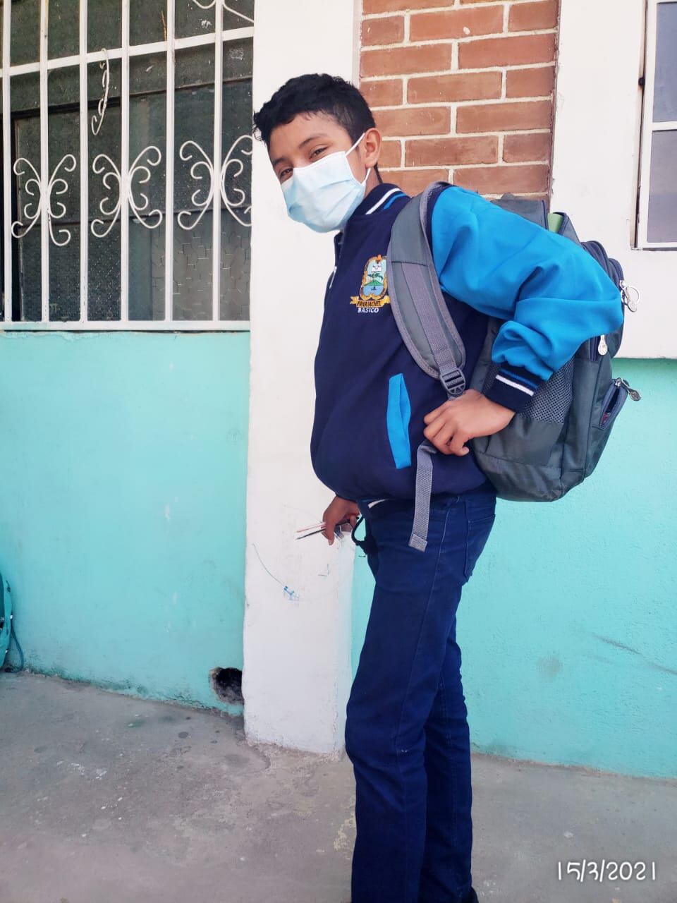 El niño guatemalteco, Tomás Enrique Tebelán , cariñosamente conocido por el país como Tomasito o el Chapintico, pasa muy ocupado todo el día porque ahora que entró al cole le pone bonito al estudio, pero primero debe cumplir con la venta de chicles para ayudarle a su mamá, doña Lucía Tebelán.