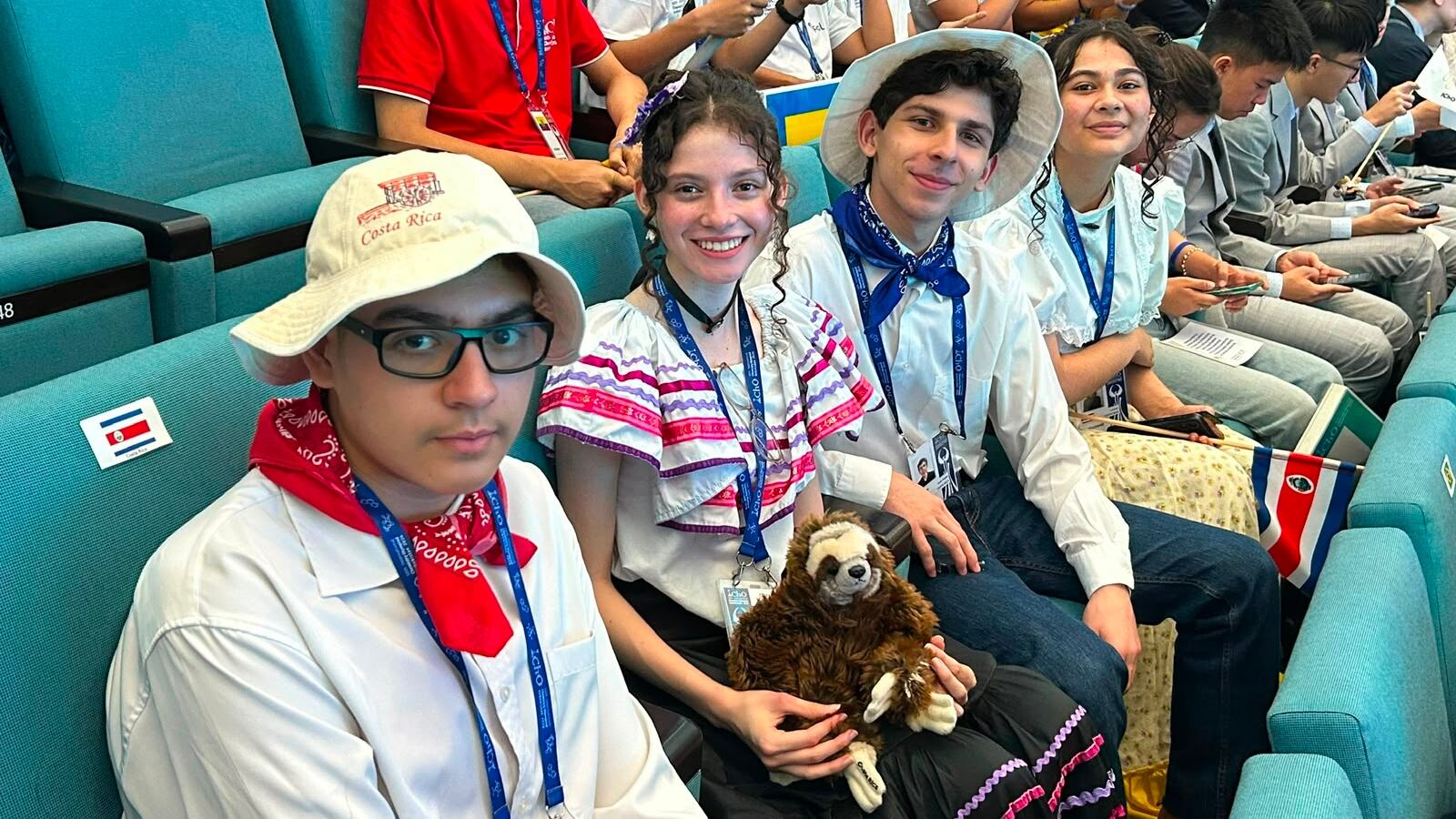 Cuatro estudiantes representan a Costa Rica en la 58 Olimpiada Internacional de Química (IChO), que se realiza en Uzbekistán del 10 al 19 de julio y reúne a los mejores estudiantes de secundaria en química del mundo. Ellos son: Tamara Garrote Villalobos, del colegio San Francis; Leonor Isaura Obando Umaña, colegio Científico de Alajuela; Juan Pablo Valverde Cordero del Científico de Pérez Zeledón y José Edwin Chávez Rodríguez del Centro Integral de Educación Privada (CIDEP).