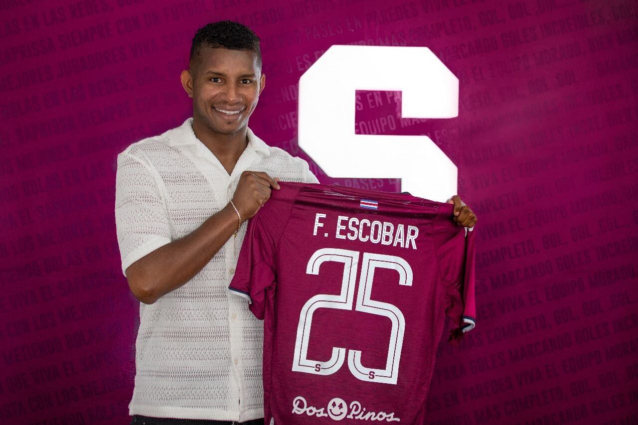 El defensor del Saprissa, Fidel Escobar amplió su contrato con los morados hasta el 2025. Prensa Saprissa.