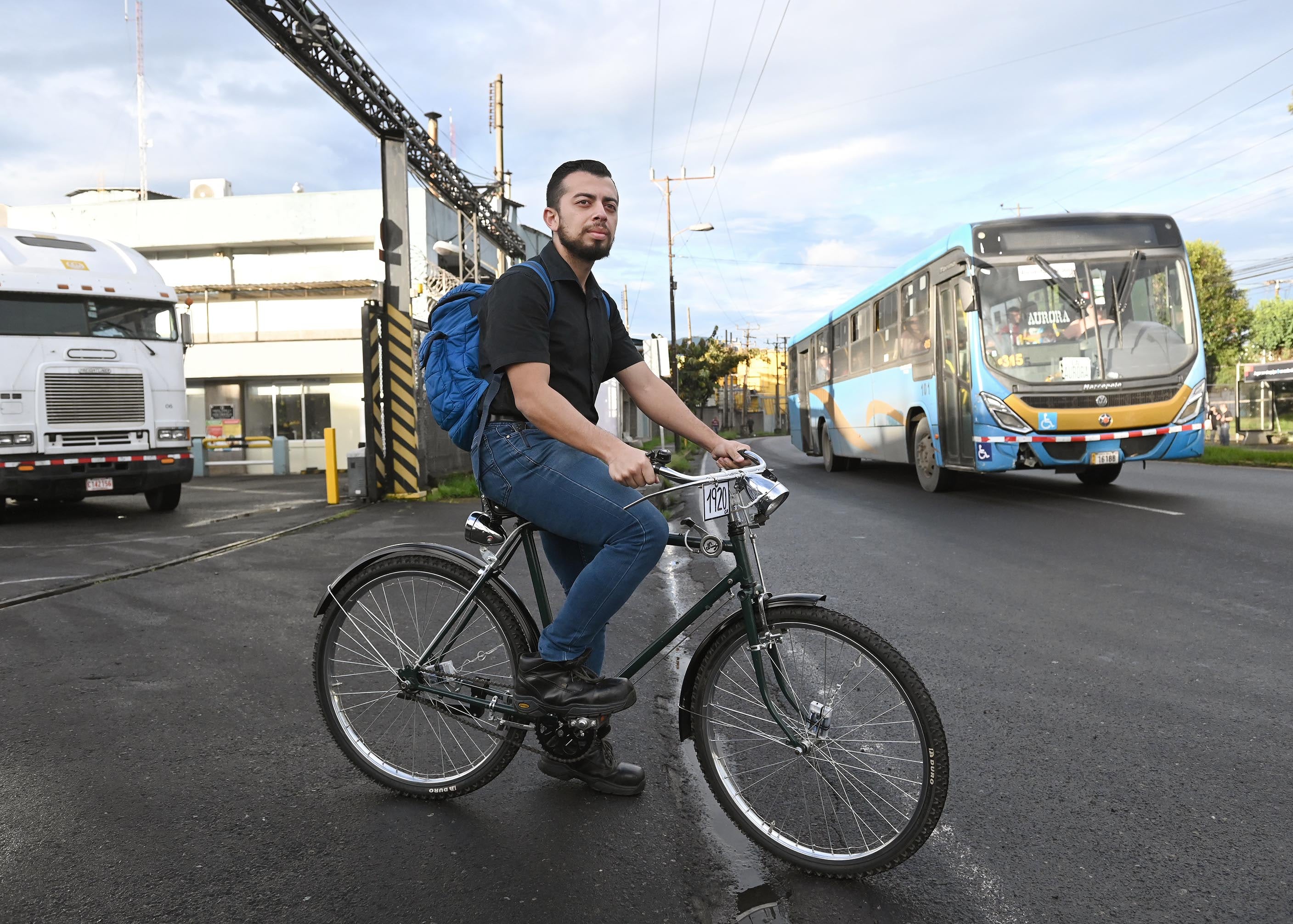 Ángel Mauricio Núñez Montenegro, coleccionista de bicicletas antiguas.
