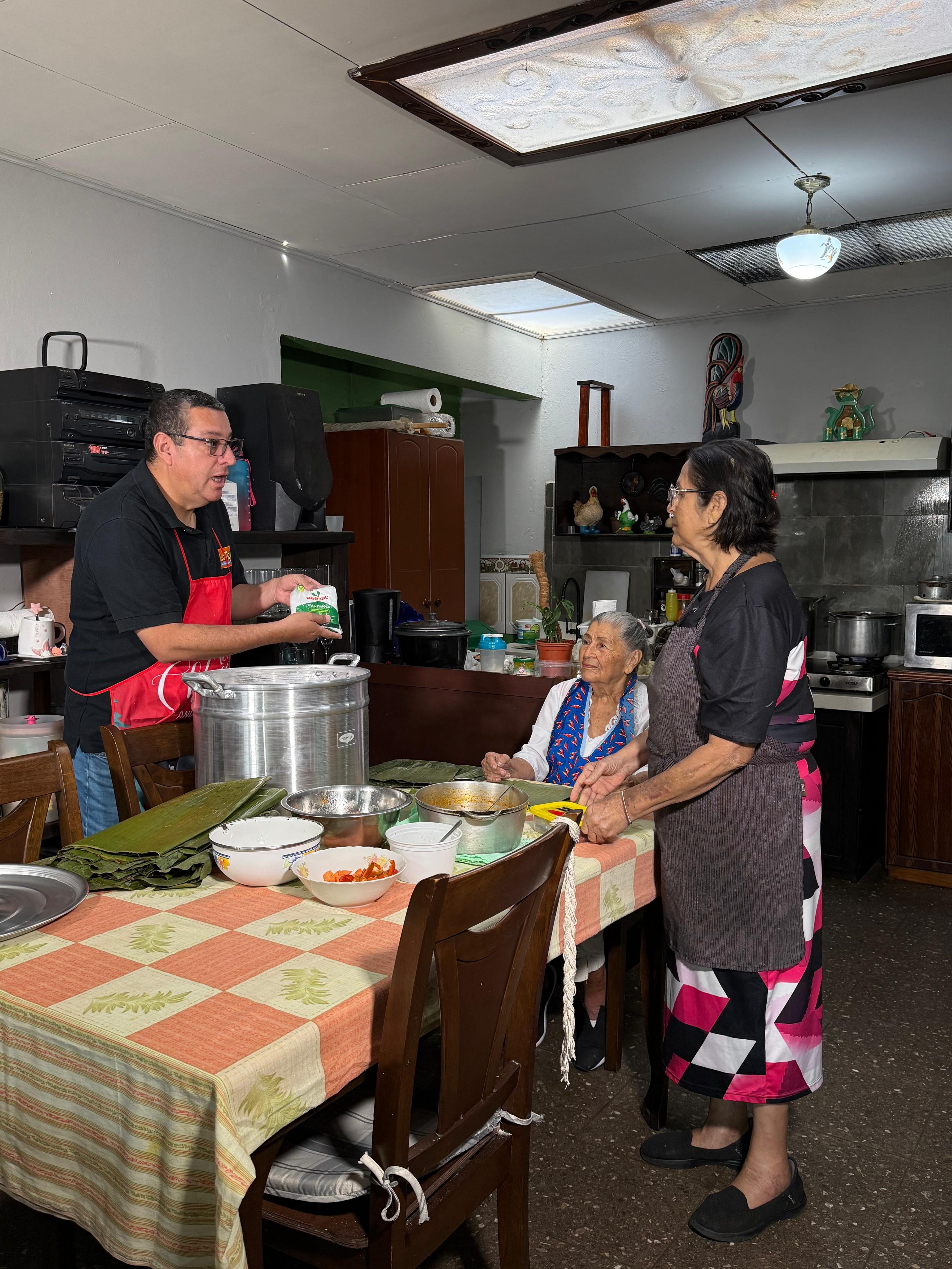 “Cazador de tamales” es el especial navideño que nos llevó a cuatro hogares costarricenses en busca del tamal más sabroso. En la foto doña María Luisa Herrera y su hija Lilliam Herrera.